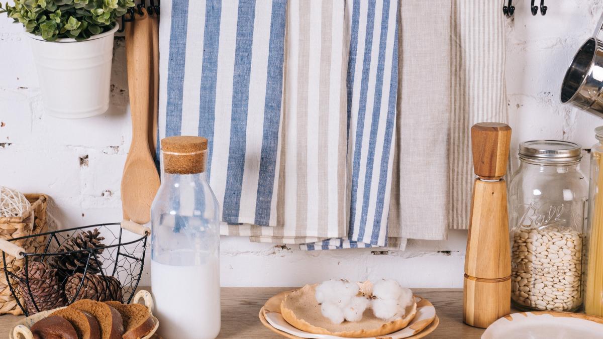 scapa-prosoapele-de-bucatarie-de-petele-grasime-si-mirosuri-trucuri-care-te-vor-ajuta-sa-faci-murdaria-sa-dispara-ca-prin-magie