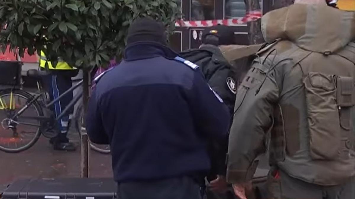 amenintare-cu-bomba-intr-o-piata-din-romania--zeci-de-oameni-au-fost-evacuati