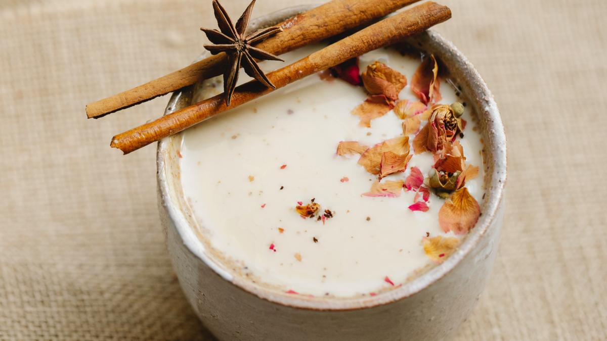 apa-de-horchata--o-bautura-ideala-pentru-zilele-fierbinti-aveti-nevoie-doar-de-orez--lapte-si-scortisoara