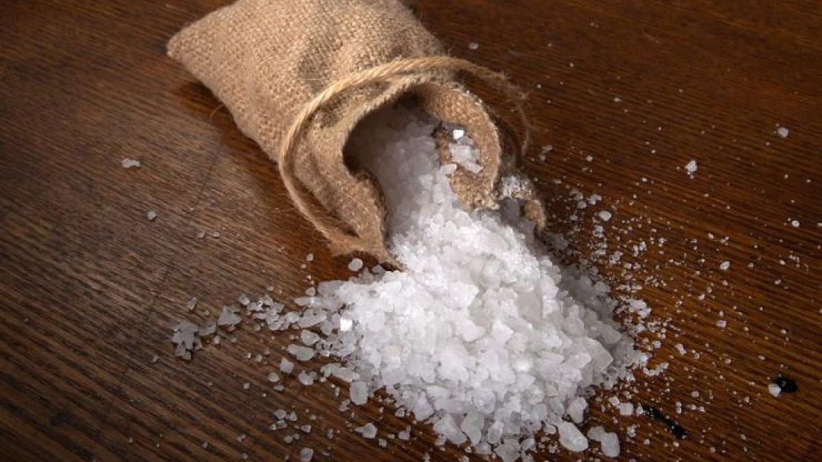 pune-un-saculet-de-sare-in-masina-de-spalat-trucul-care-te-ajuta-sa-scoti-hainele-curate--fara-niciun-efort