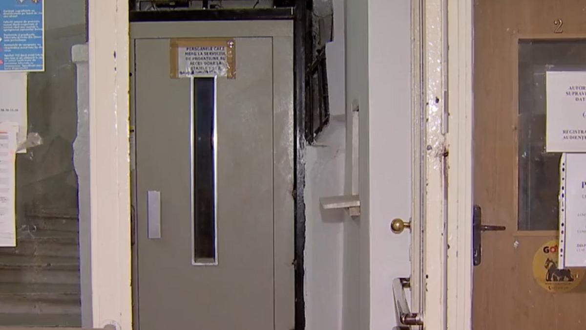 furturi-in-stil-spiderman-de-la-ministerului-justitiei--marian--hotul-care-a-furat-de-3-ori-in-7-zile--a-lasat-bilet-cu-ce-vrea-in-schimbul-actelor-1