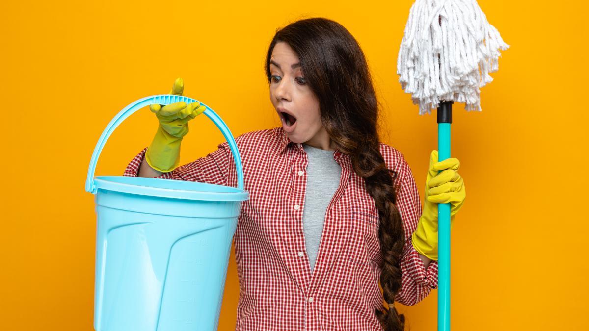 truc-ca-sa-speli-mopul-astfel-incat-sa-fie-alb-ca-unul-nou--in-doar-5-minute--cele-doua-ingrediente-necesare-sigur-le-ai-in-casa