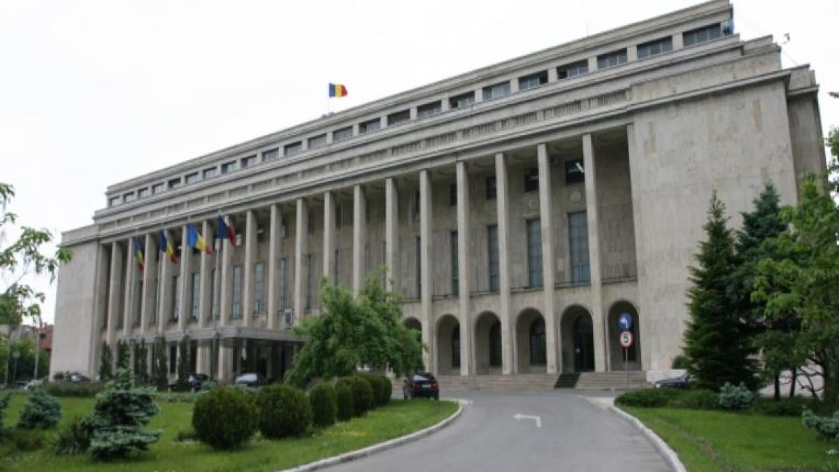 palatul-victoria--iluminat-special--in-aceasta-seara--pentru-a-marca-ziua-nationala-a-supravietuitor-de-cancer