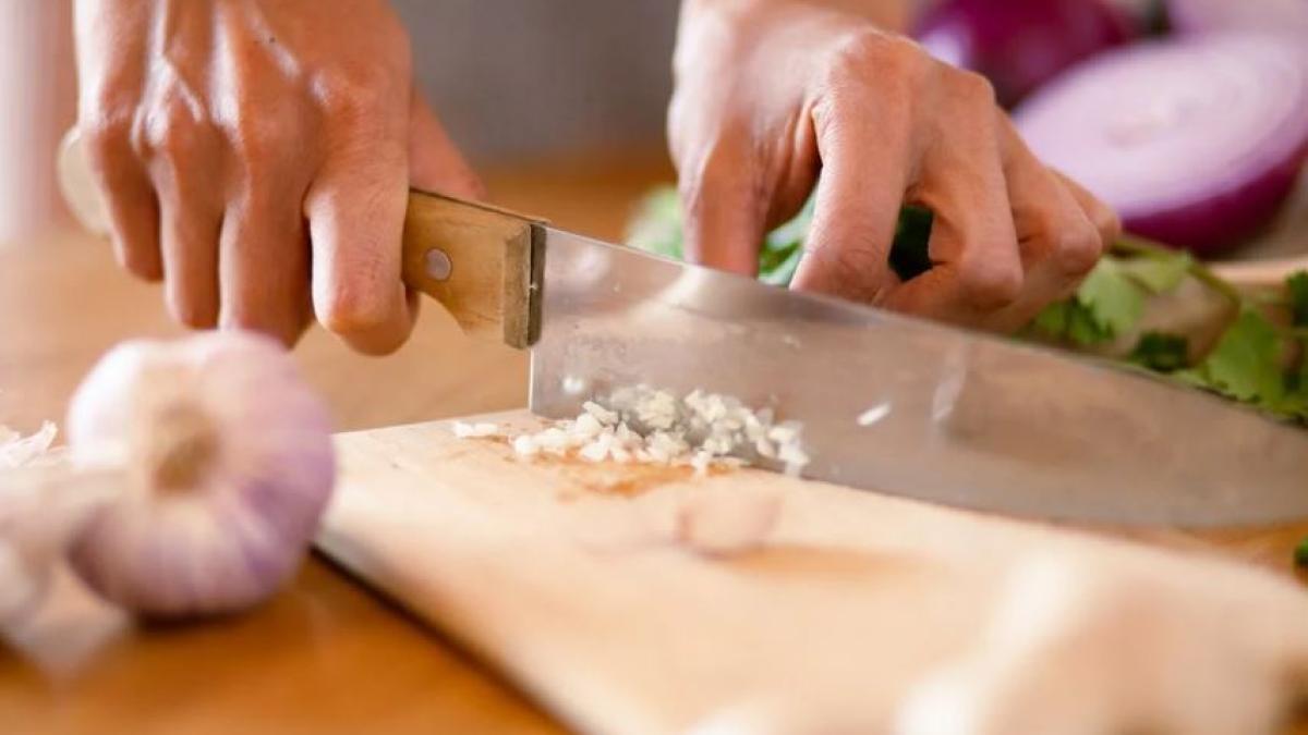 zdrobeste-doi-catei-de-usturoi-si-amesteca-i-cu-miere--aplica-masca-pe-cap--iar-efectul-va-fi-uimitor