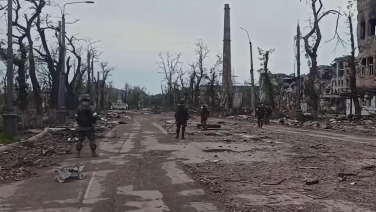 luptatorii-de-la-azovstal-se-pot-confrunta-cu-pedeapsa-cu-moartea--in-prezent-sunt-2-300-de-prizonieri-ucraineni