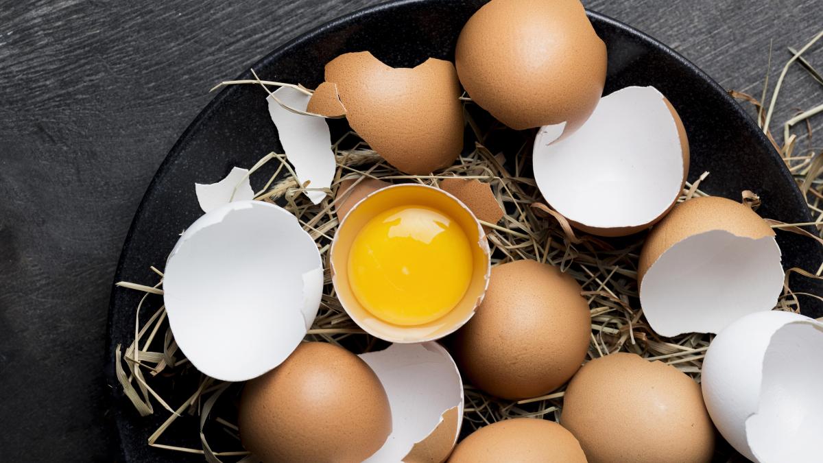 nu-mai-arunca-cojile-de-oua-fierbe-le-si-baga-hainele-in-acea-apa--un-truc-fantastic