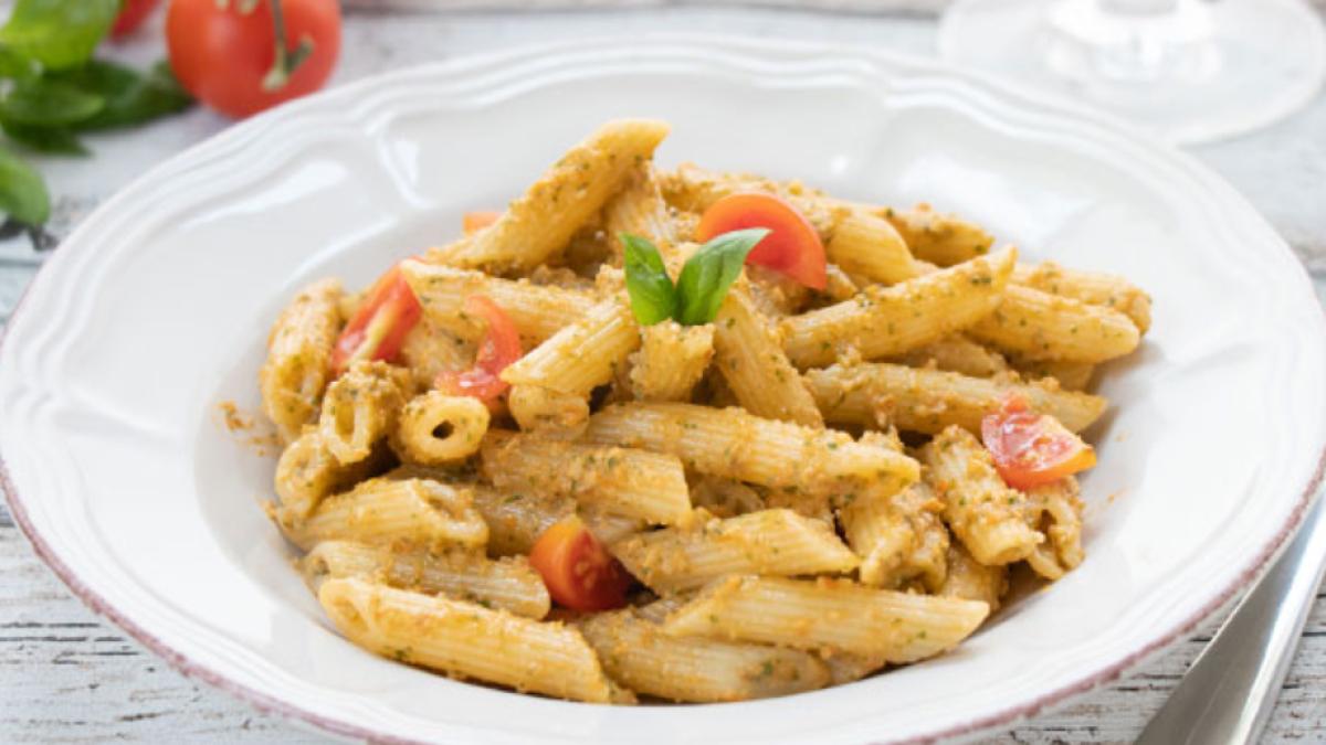 paste-reci-cu-rosii-cherry-si-busuioc---cel-mai-simplu-mod-de-a-face-paste--un-deliciu-gata-in-doar-10-minute