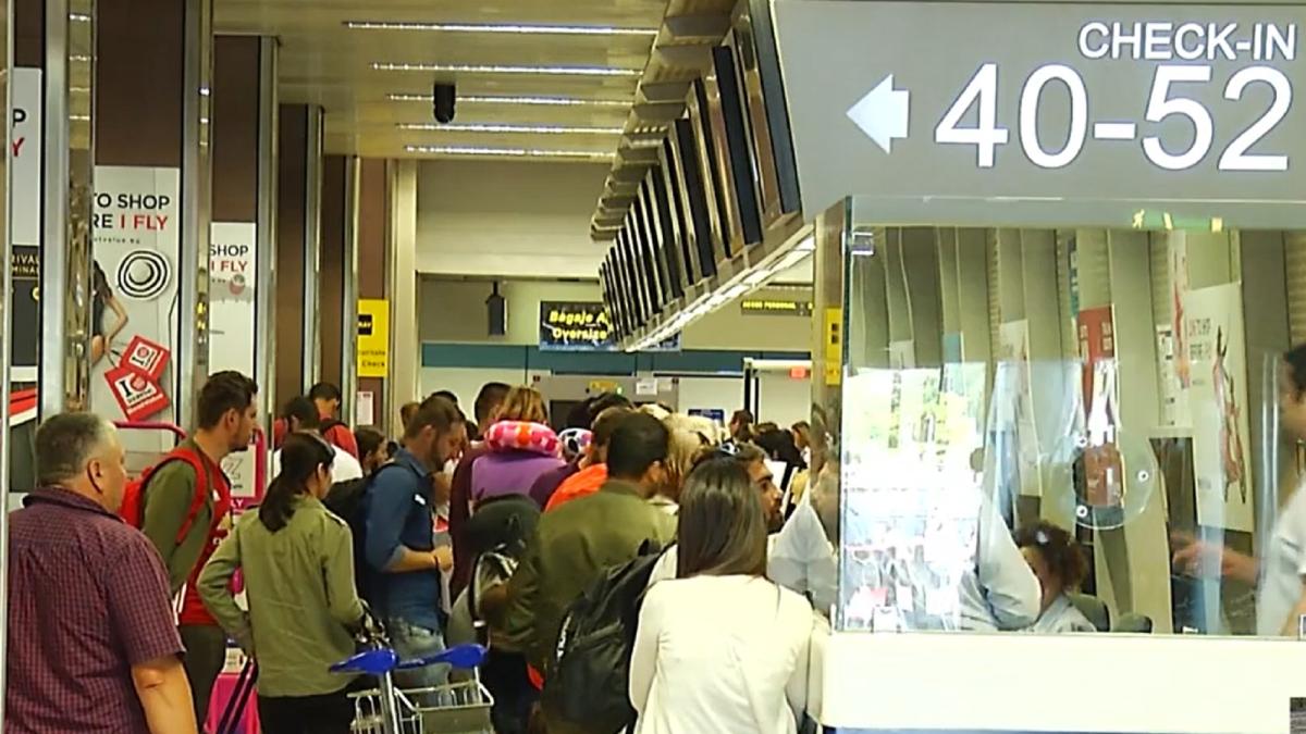 romani-care-veneau-din-spania--abandonati-in-aeroport-un-adevarat-haos-pur-si-simplu-ne-auprc-c2prc-a0pus-sa-coboram-din-avion-si-ne-au-lasat-acolo