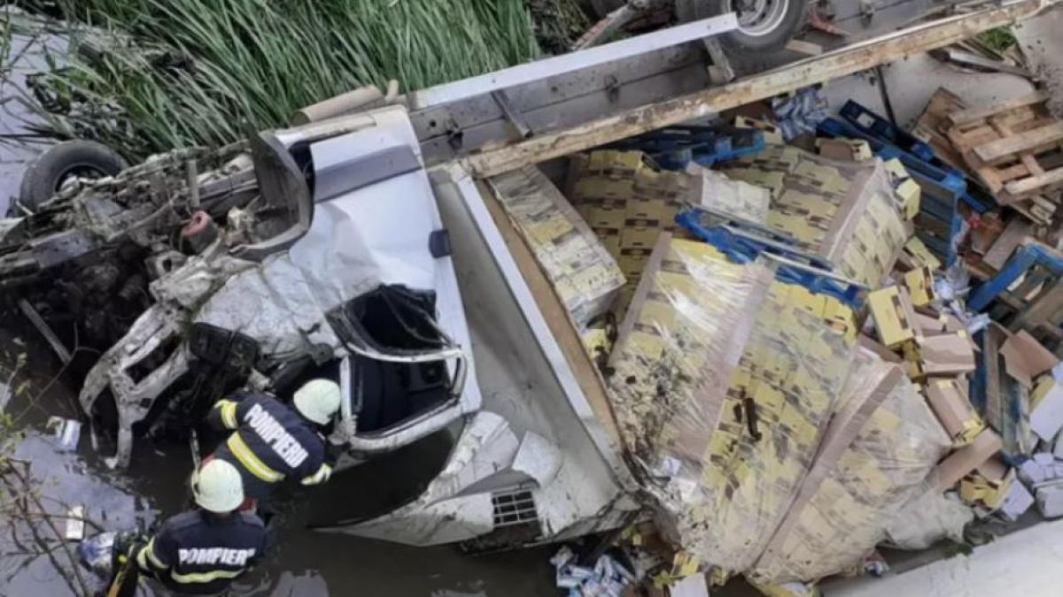 un-camion--plin-cu-dulciuri--s-a-rasturnat-in-albia-unui-rau-din-judetul-vaslui