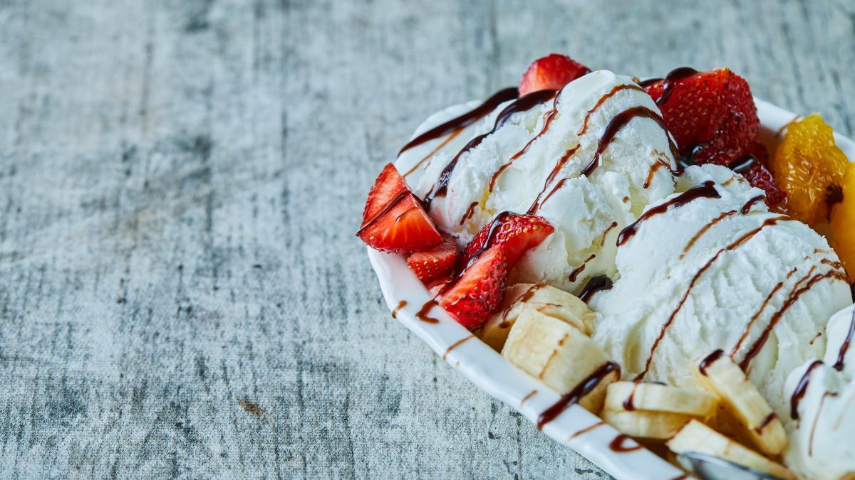 daca-ai-banane-si-lapte-iti-iese-o-inghetata-fantastica--cremoasa-si-delicioasa--gata-in-doi-timpi-si-trei-miscari