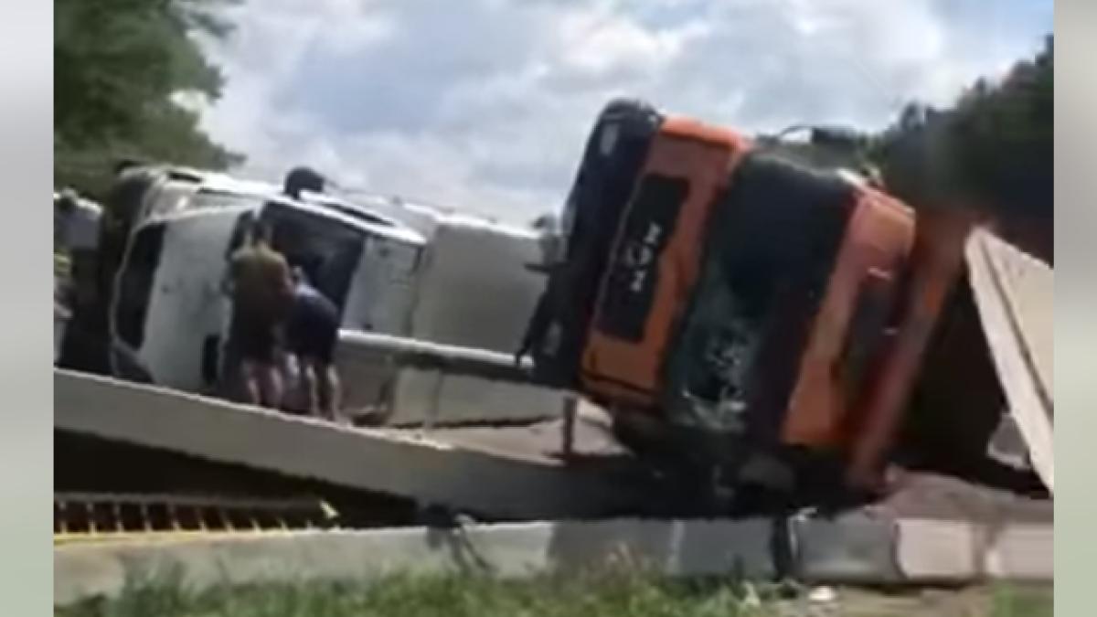 pod-prabusit-neamt-camion-si-autoutilitara