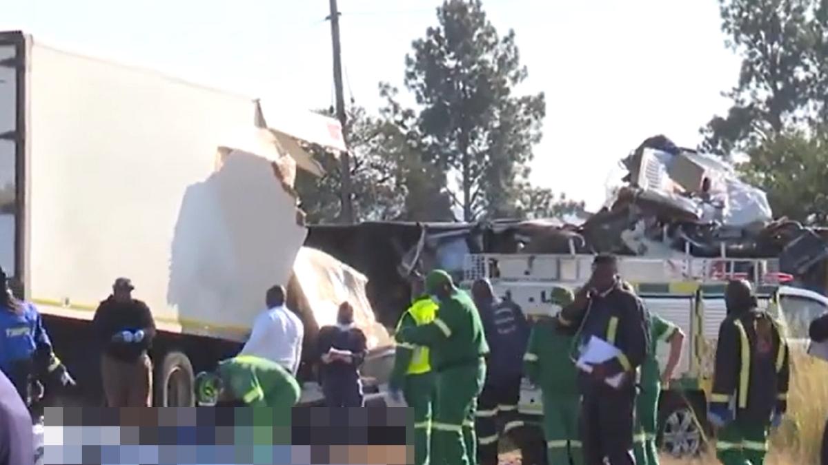 accident-dramatic-intre-un-autobuz-si-un-camion-cel-putin-15-morti-si-37-de-raniti