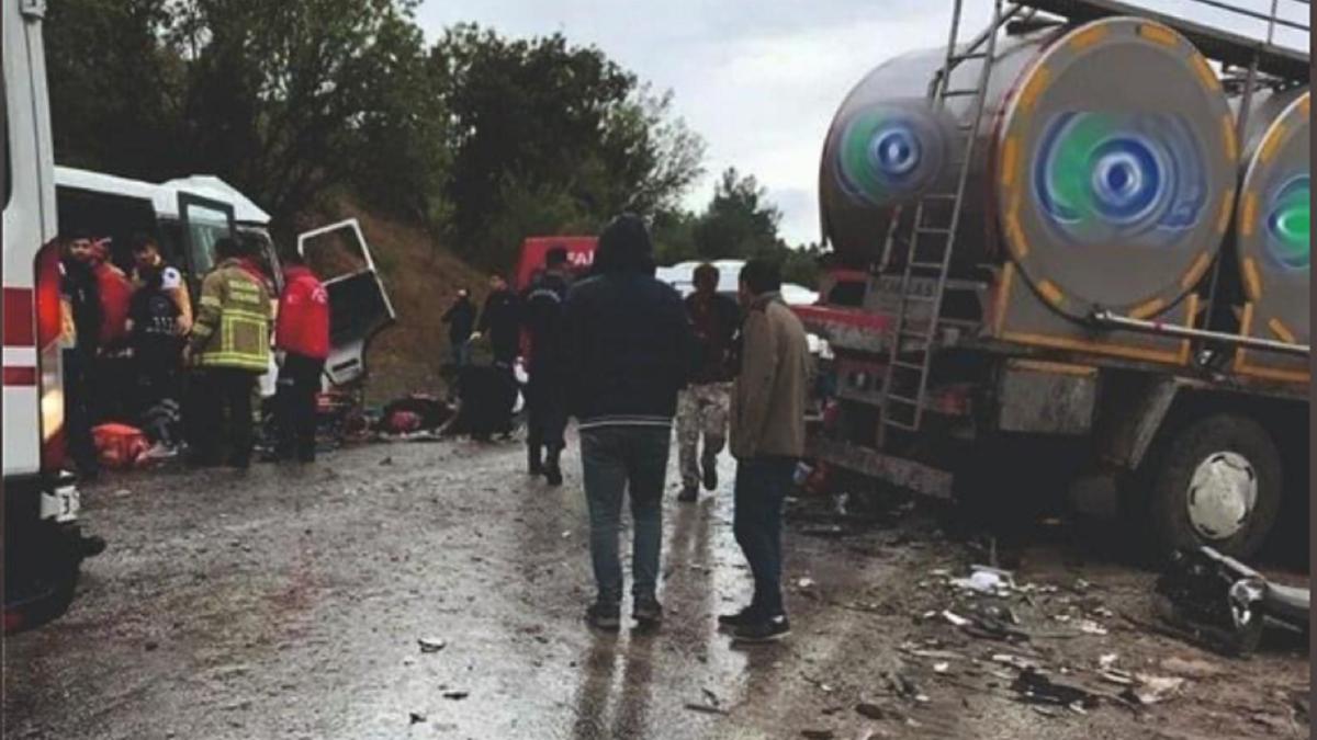 accident-tragic-intre-un-microbuz-si-un-tir--opt-morti-si-zece-raniti---video