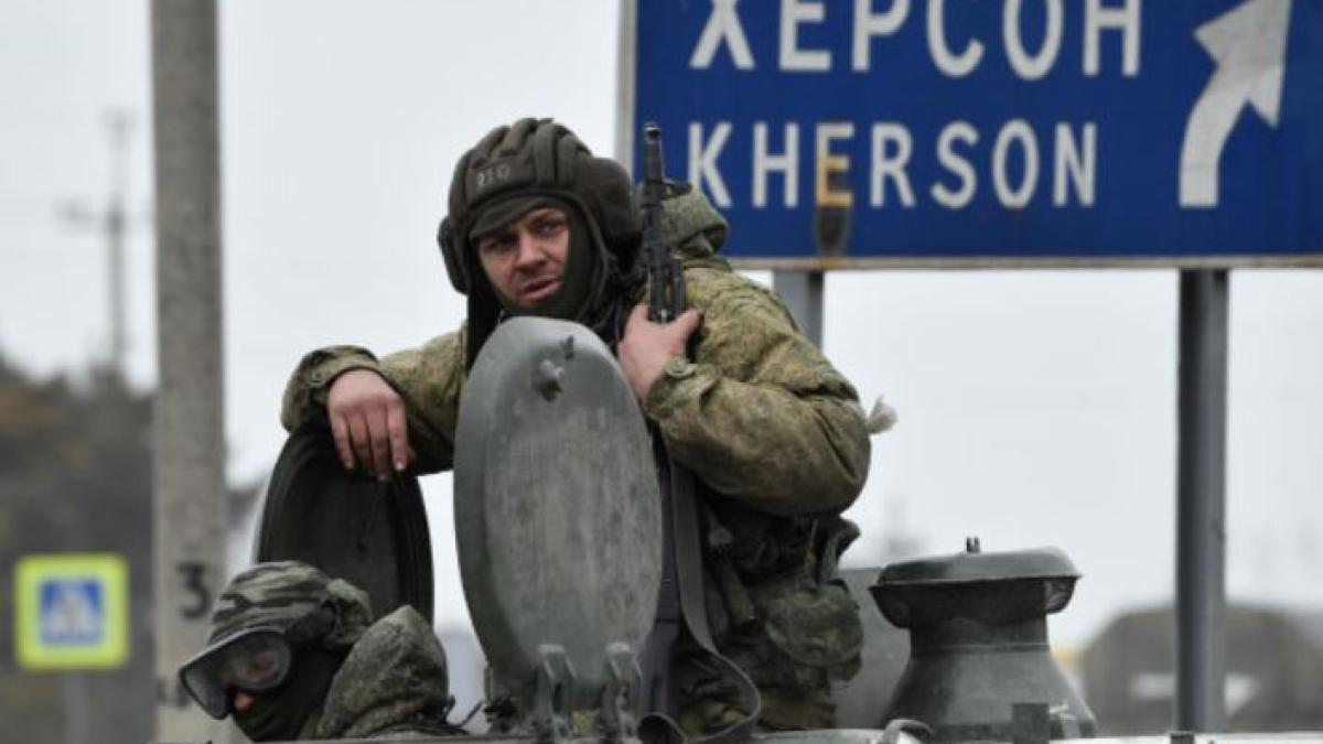 planurile-lui-putin-in-orasele-ocupate-in-ucraina--ruble-rusesti--steagul-sovietic-si-kremlin-tvprc-c2prc-a0