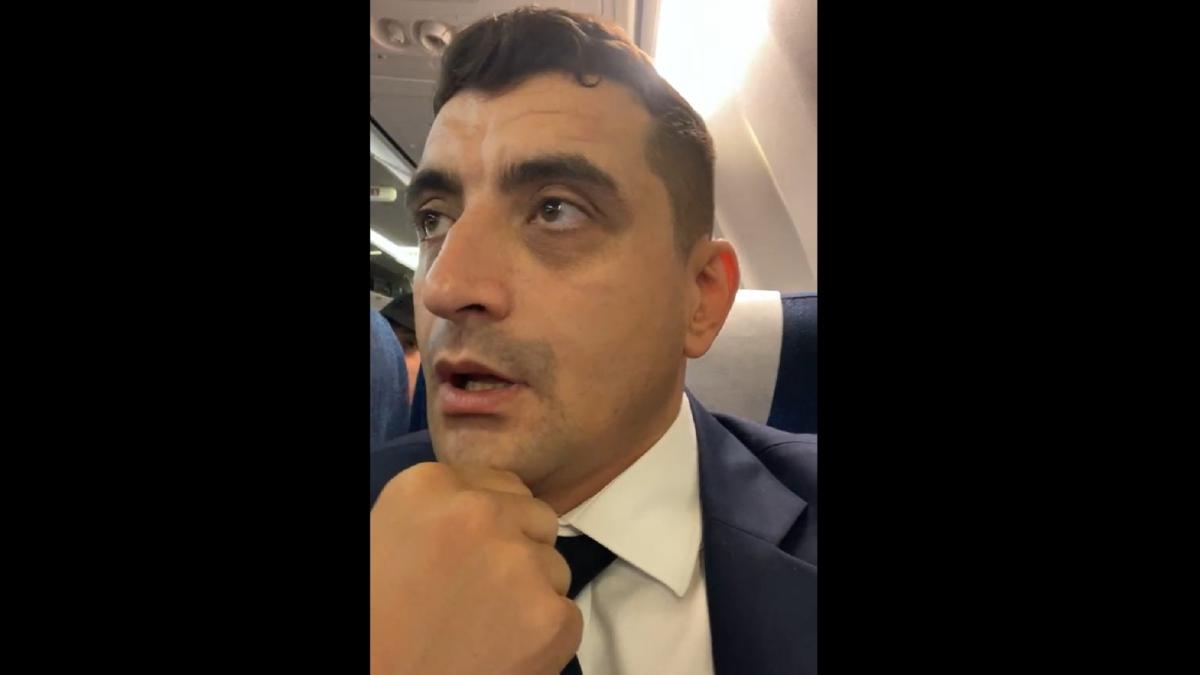 george-simion-a-urcat-in-avionul-care-duce-parlamentarii-in-republica-moldova-desi-are-interdictie