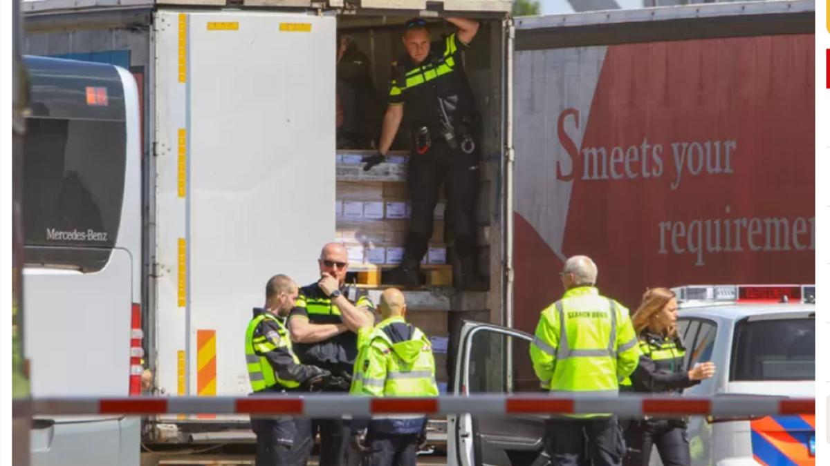 olanda--un-sofer-roman-de-tir-a-spart-recordul-de-migranti-din-camion-nu-stia-ca-se-aflau-in-remorca-lui