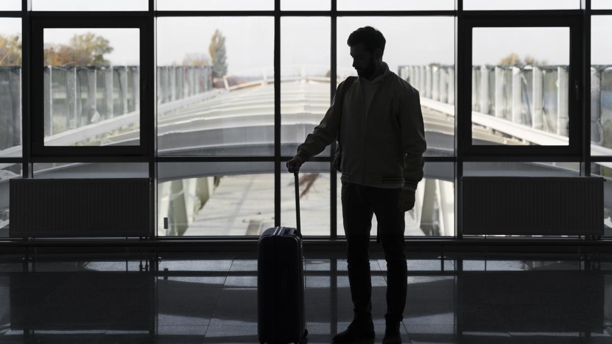 un-roman-care-se-indrepta-spre-anglia--amendat-cu-50-000-euro-pe-aeroportul-din-italia--ce-ascundea-in-bagaje---foto-1