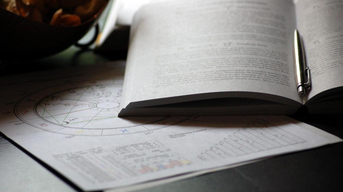 horoscop-19-iunie-2022--scorpion--te-asteapta-o-zi-fericita--varsator--vine-un-flux-important-de-bani