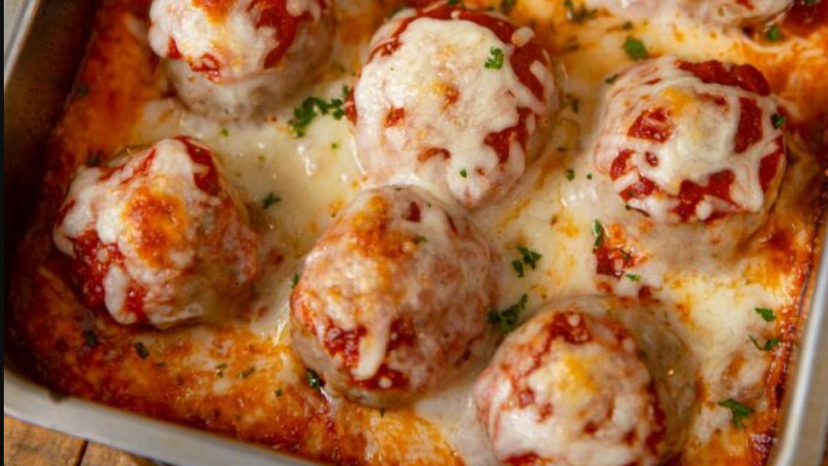 ai-nevoie-doar-de-cartofi--rosii-si-carne-tocata-pentru-o-masa-delicioasa-si-extrem-de-satioasa