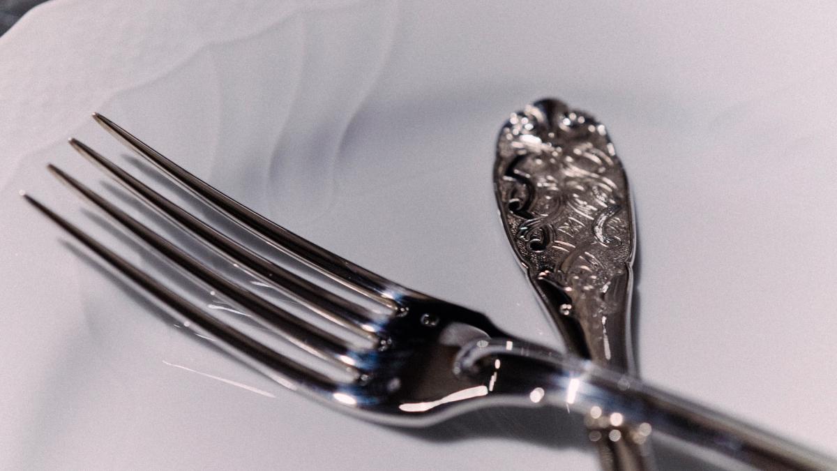 metoda-usoara-prin-care-faci-tacamurile-vechi-sa-arate-ca-noi--nu-ai-nevoie-de-produse-scumpe--le-cureti-cu-ce-ai-deja-in-camara