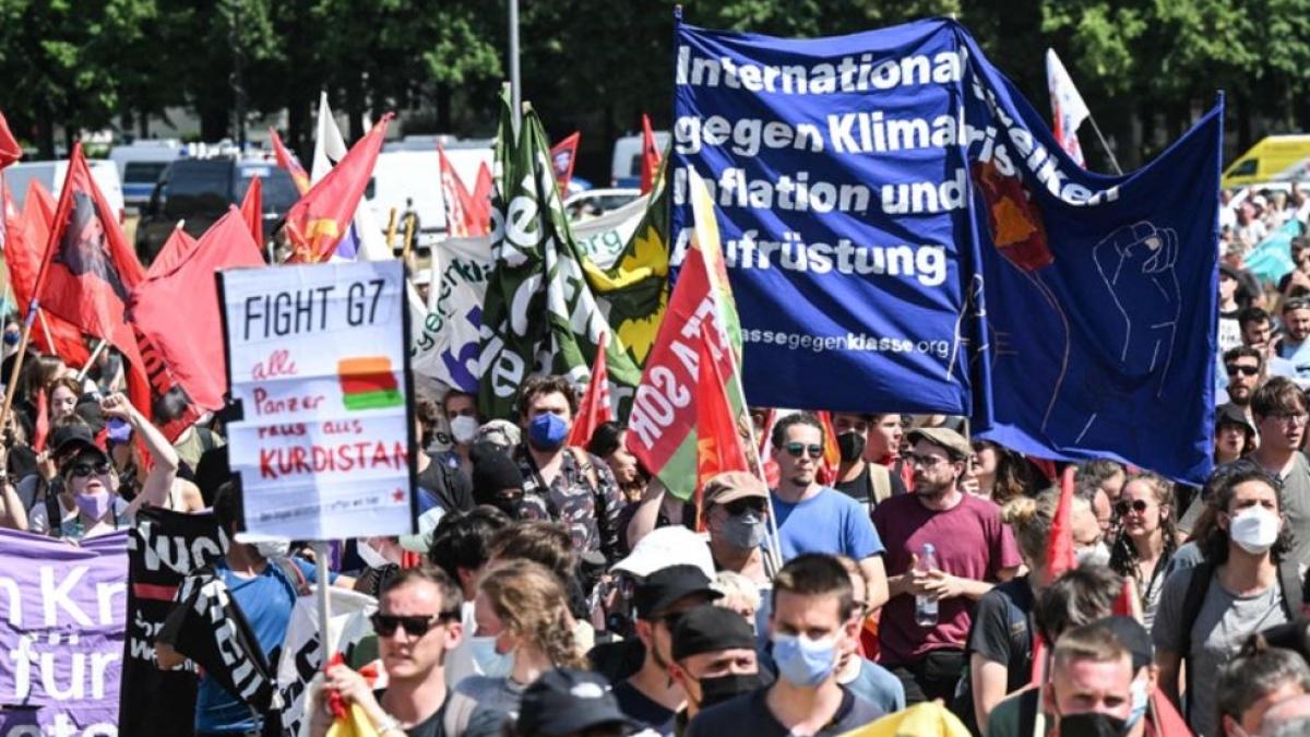 mii-de-persoane-au-manifestat--sambata--la-munchen--impotriva-inegalitatilor--a-schimbarilor-climatice-si-a-razboiului