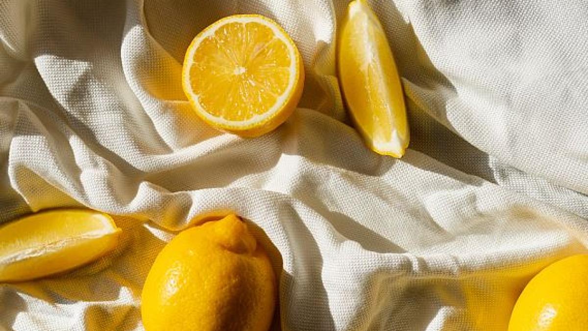 pune-o-jumatate-de-lamaie-in-masina-de-spalat-vase---ceea-ce-se-intampla-este-uimitor