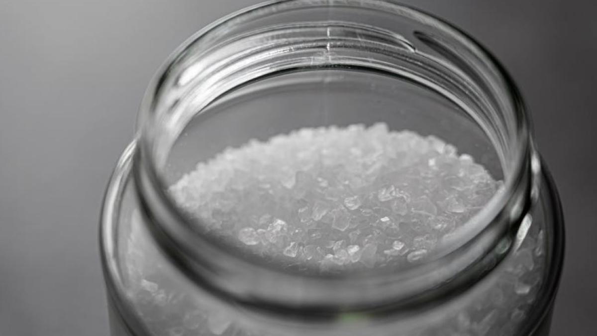 pune-un-pumn-de-sare-grunjoasa-in-adidasi---dor-asa-vei-rezolva--rapid-si-fara-costuri--o-mare-problema