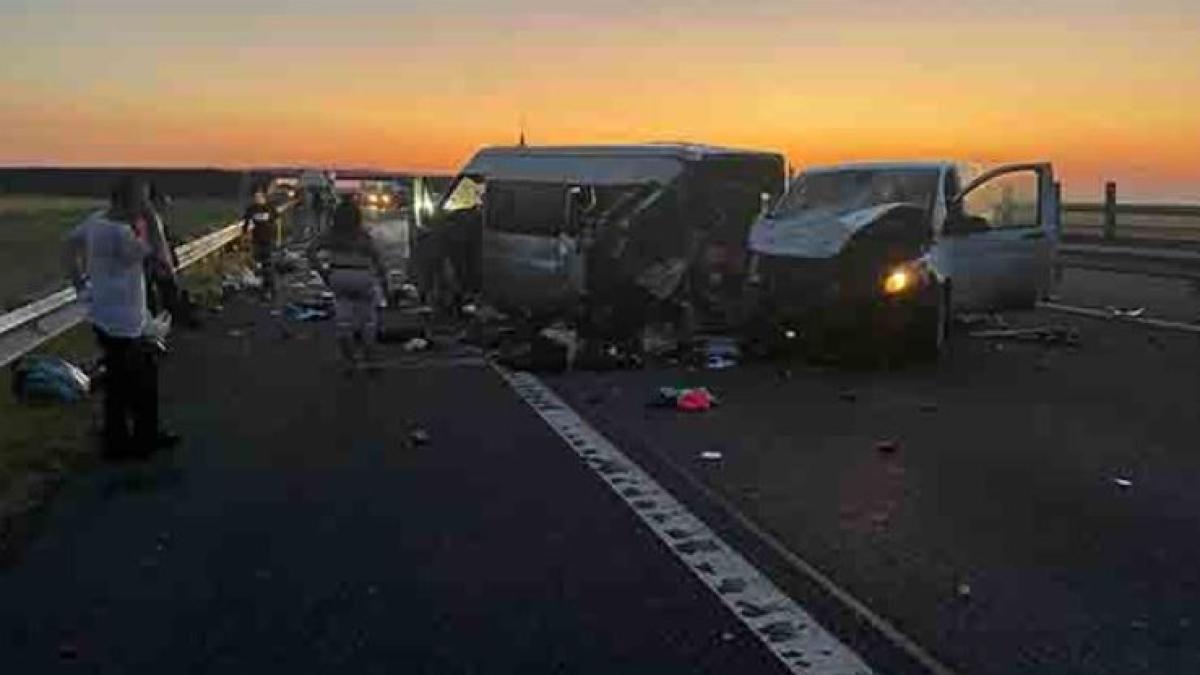 unsprezece-persoane--printre-care-si-un-copil--victimele-accidentului-de-pe-a1--coliziune-intre-doua-microbuze