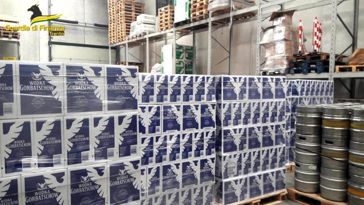 italia--contrabandisti-romani--evaziune-fiscala-de-27-de-milioane-de-euro-aduceau-marfa-in-autocare--tir-uri-sau-in-masinile-personale