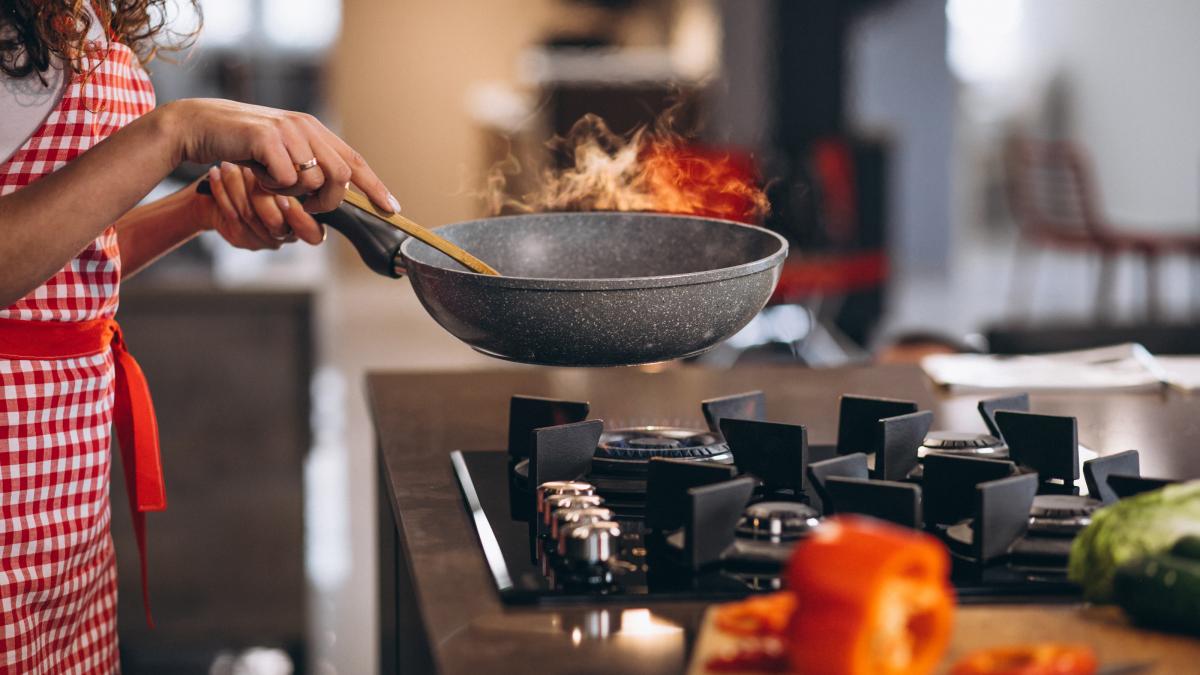 trucurile-supreme-pentru-a-face-tigaile-arse-sa-straluceasca--ai-nevoie-de-ingredientele-pe-care-le-ai-deja-in-bucatarie
