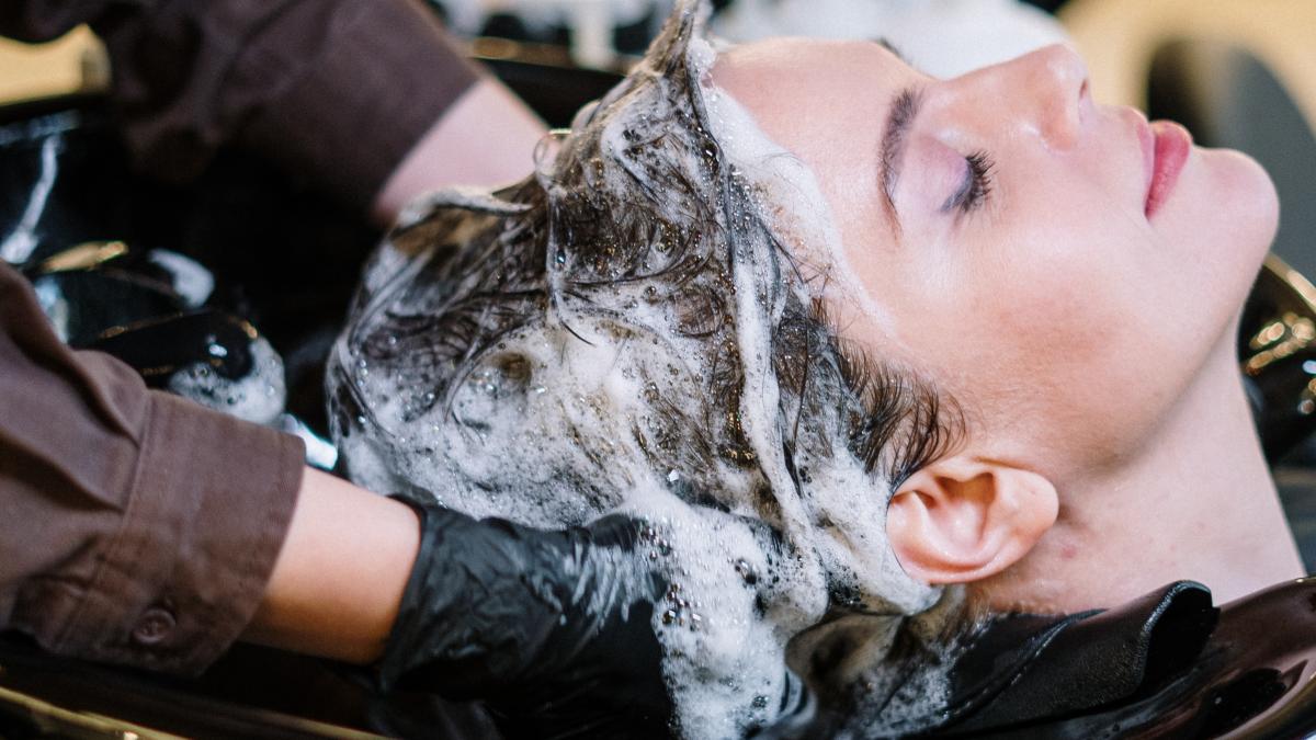 masuri-extreme-in-italia-saloanele-de-infrumusetare-si-frizeriile-au-interdictii-sa-spele-parul-clientilor--amenzile-sunt-uriase