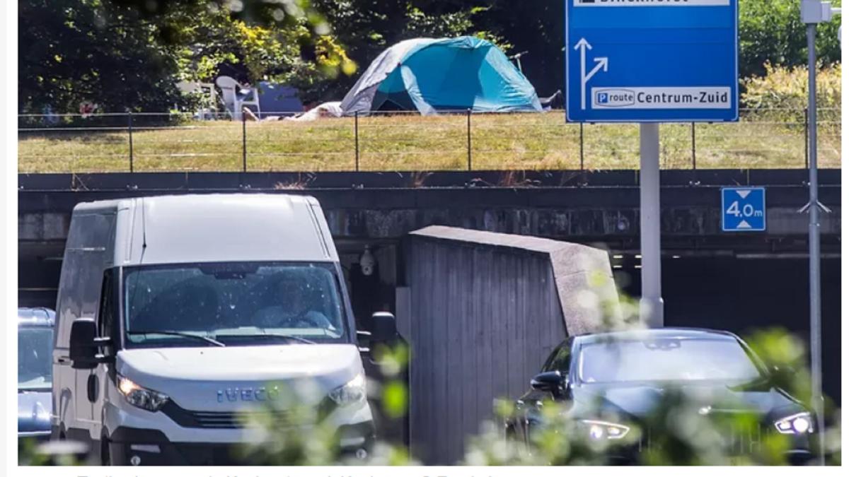 olanda--muncitori-romani-fara-adapost--alungati-fara-mila-in-loc-sa-fie-ajutati--ii-imping-mai-mult-in-mizerie