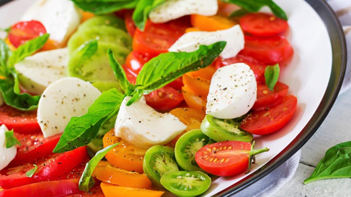 trei-retete-de-salata-caprese-pe-care-trebuie-sa-le-incerci-vara-asta