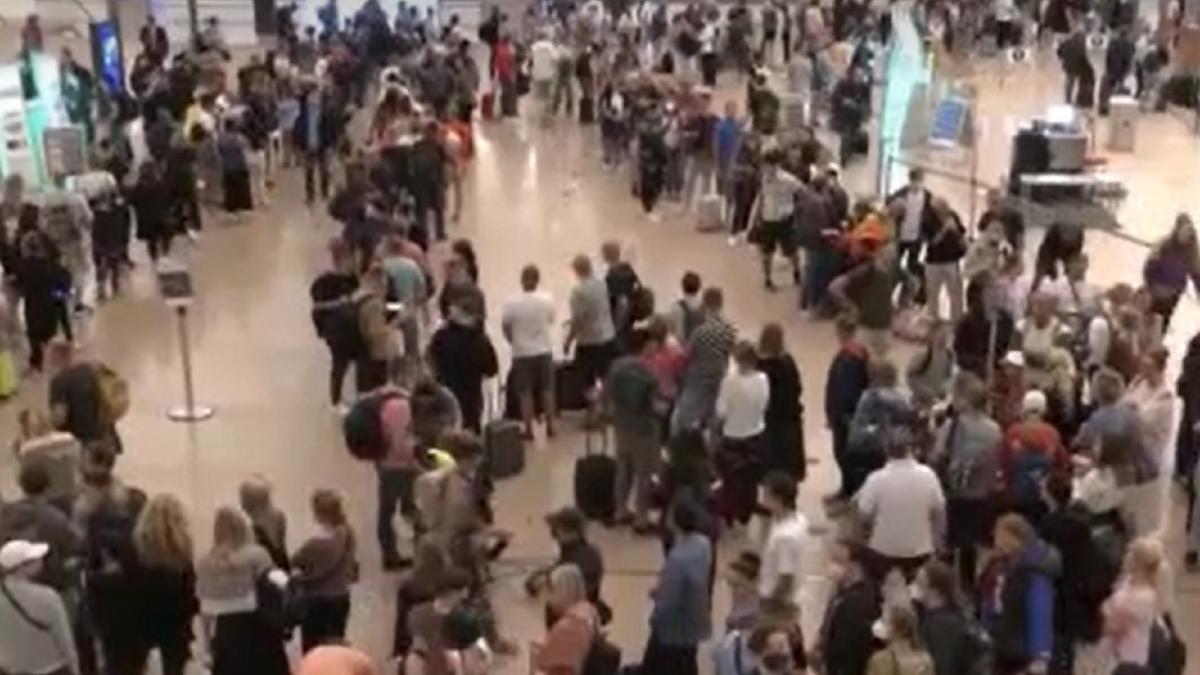 vacantele-si-calatoriile-de-afaceri-a-mii-de-oameni--puse-in-pericol-zboruri-anulate--pasagerii-asteapta-ore-in-sir-in-aeroport