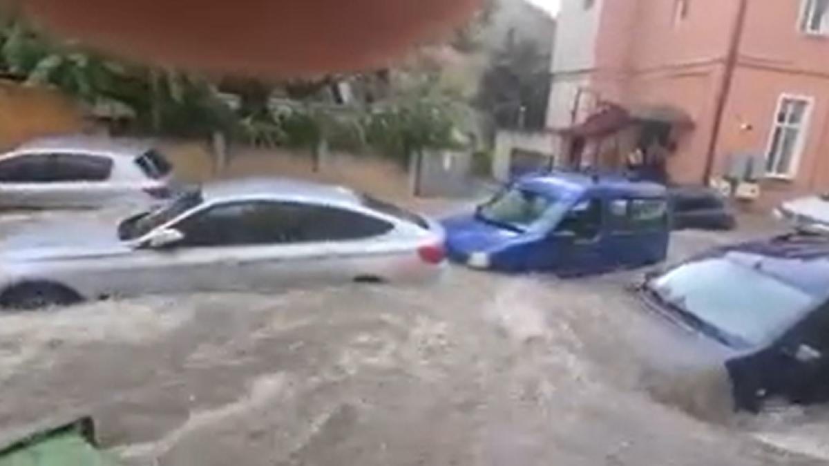 o-furtuna-violenta-a-facut-ravagii-in-craiova-masini-luate-de-apa--acoperisuri-smulse--mai-multe-strazi-au-fost-rupte---video