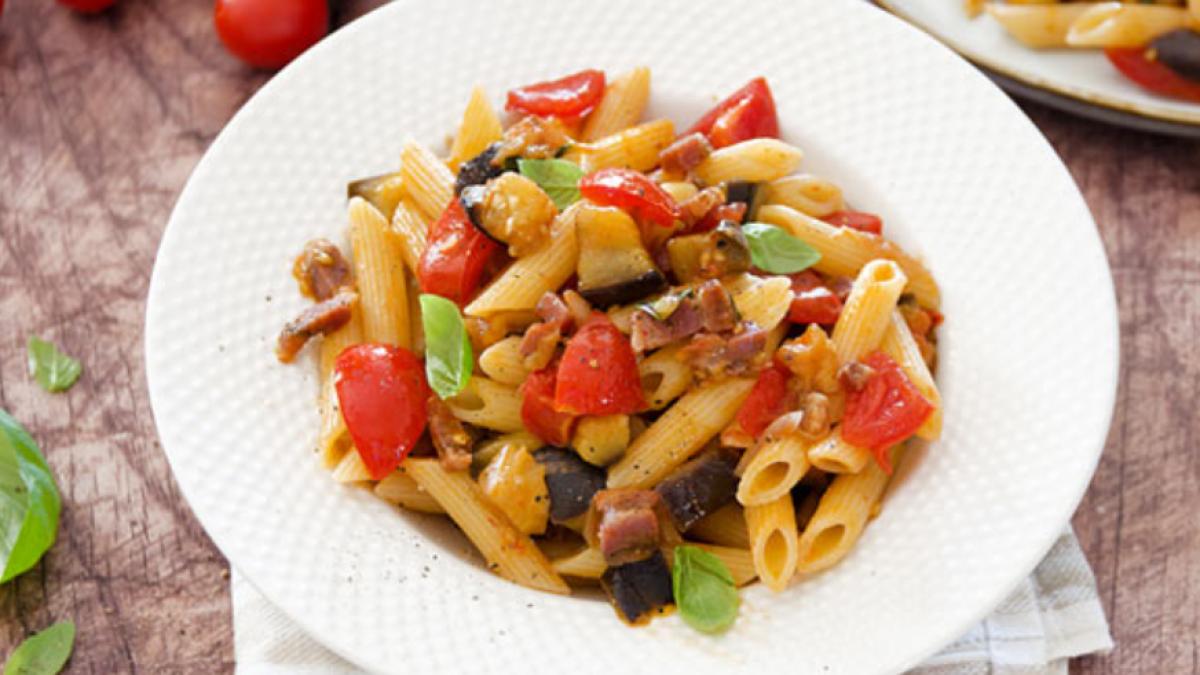 paste-cu-sos-de-vinete--un-meniu-de-vara-proaspat-si-plin-de-culoare