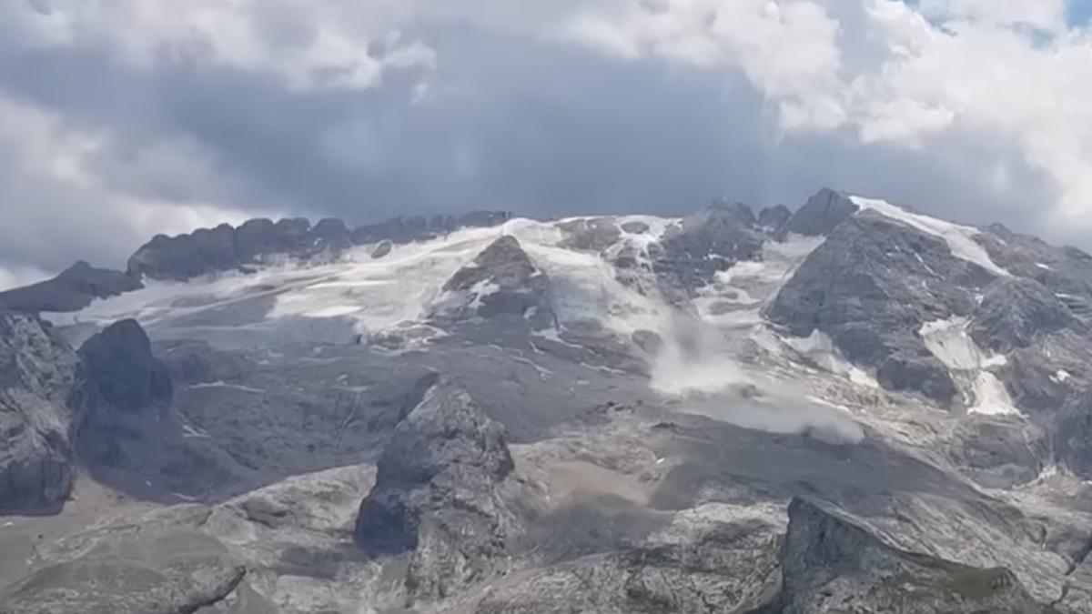 italia--o-autoutilitara-romaneasca-nerevendicata--in-parcarea-de-la-marmolada--unde-s-a-prabusit-ghetarul--13-disparuti--cautati-masiv