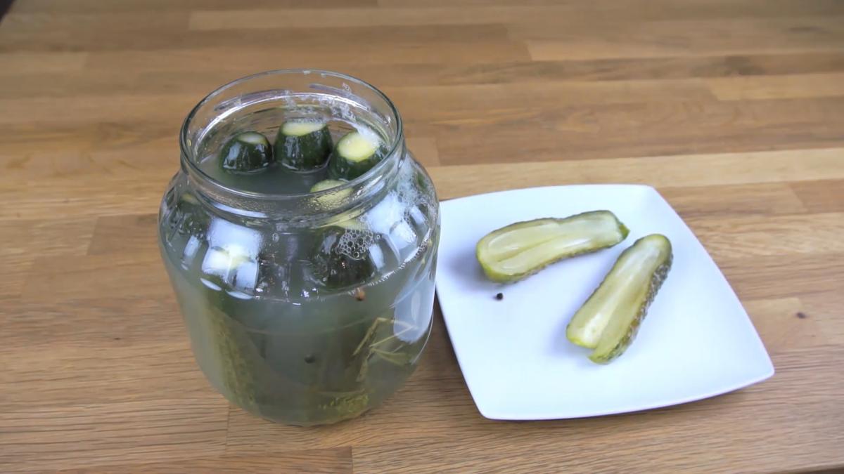 castraveti-murati-la-soare--muraturile-de-vara-care-te-duc-inapoi-in-copilarie--pe-prispa-bunicii-cea-mai-simpla-reteta