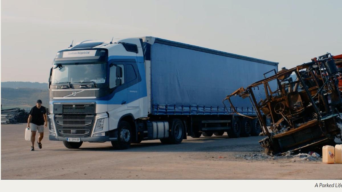 o-viata-parcata--un-reportaj-din-belgia-surprinde-lumea-paralela-in-care-traiesc-soferii-romani-de-tir-fac-distanta-pana-la-luna-la-fiecare-doi-ani