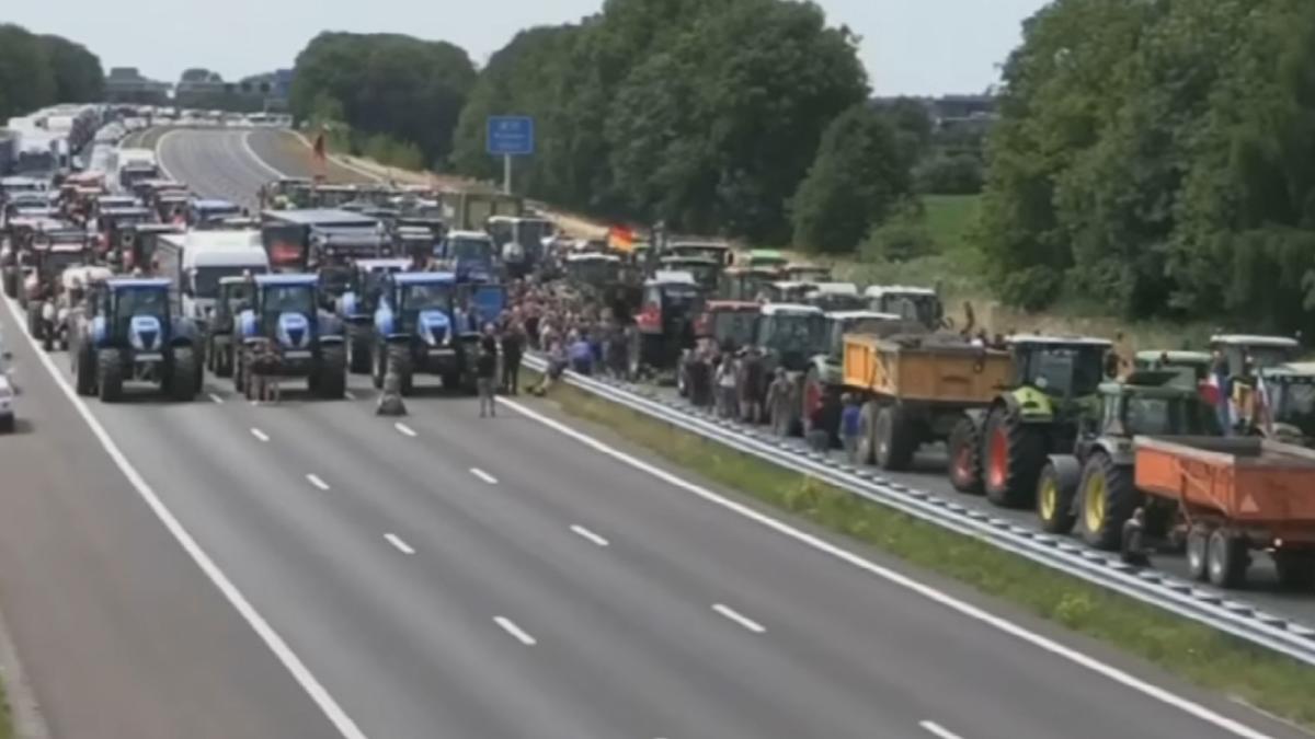 proteste-masive-in-olanda-intreaga-tara-sa-fie-paralizata