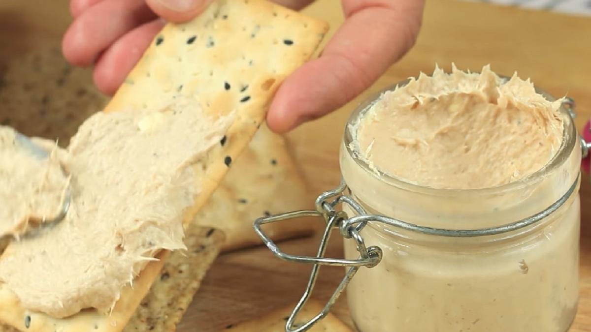 asa-se-face-cel-mai-gustos-pate-de-ton-cu-crema-de-branza--perfect-la-orice-ora--rezultatul-e-wow-in-doar-10-minute