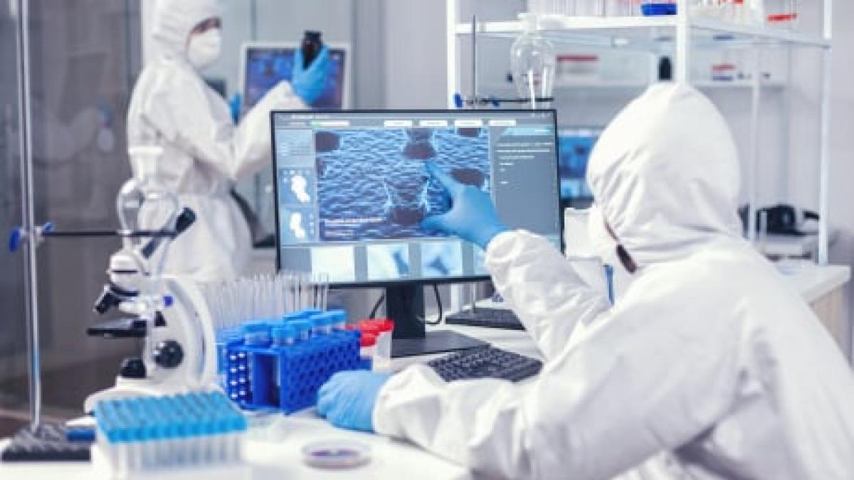 o-romanca-si-copilasul-ei-de-doua-luni--intorsi-din-anglia--infectati-cu-tulpina-omicron