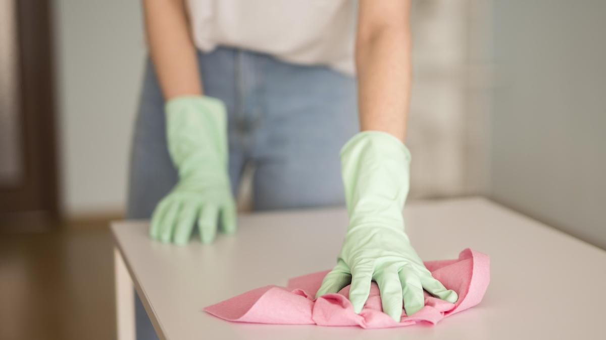 cel-mai-puternic-antipraf-de-casa-pentru-a-ti-lasa-mobila-stralucitoare--foloseste-doar-aceste-trei-ingrediente-pe-care-le-ai-in-bucatarie