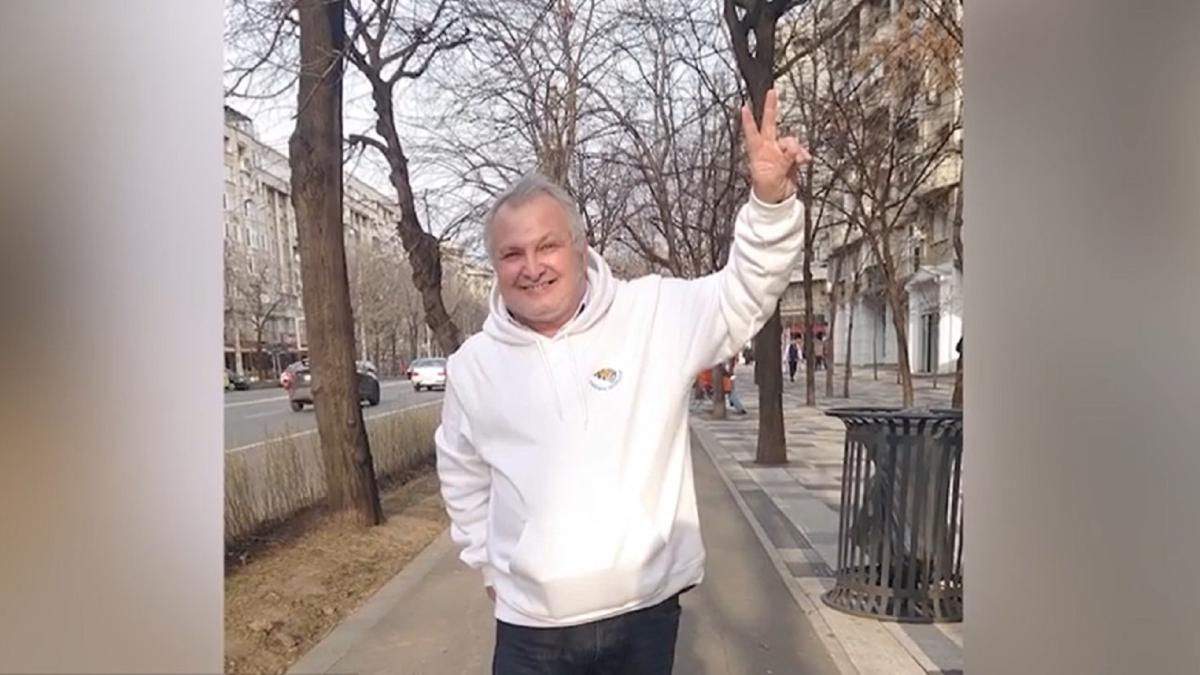 un-roman-urmarit-de-politie-sta-linistit-in-indonezia-am-bilet-de-intoarcere--nu-sunt-un-fugar