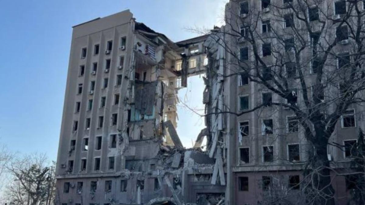 cladirea-administratiei-regionale-din-orasul-nikolaev--atacata-cu-rachete--guvernator-sunt-32-de-morti