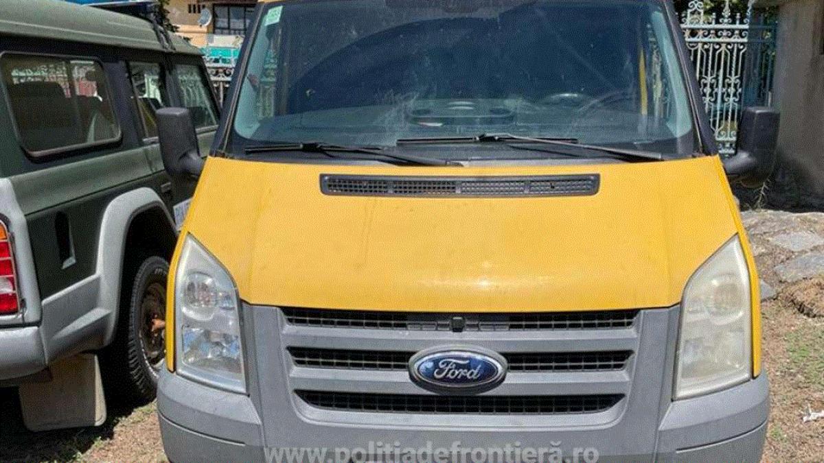 microbuz--furat-din-marea-britanie--descoperit-la-iesirea-din-tara--soferul-s-a-ales-cu-dosar-penal-si-a-ramas-pieton