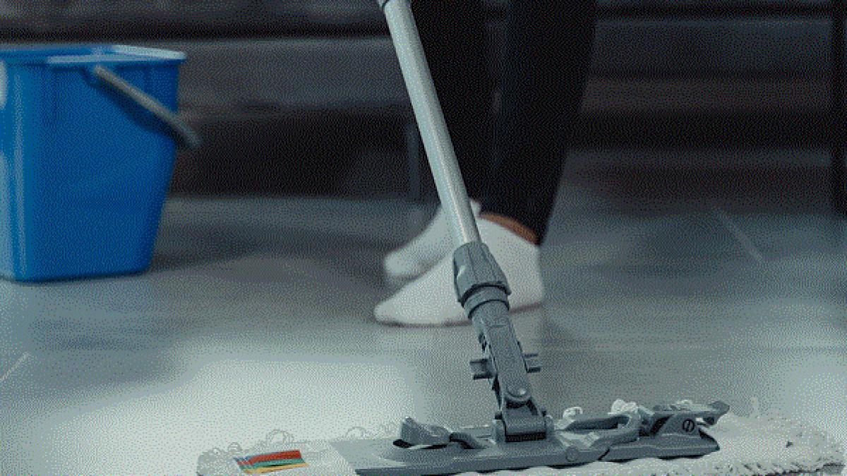 pune-un-pumn-de-sare-pe-mop-cand-faci-curatenie---trucul-bunicilor--cu-rezultate-uimitoare