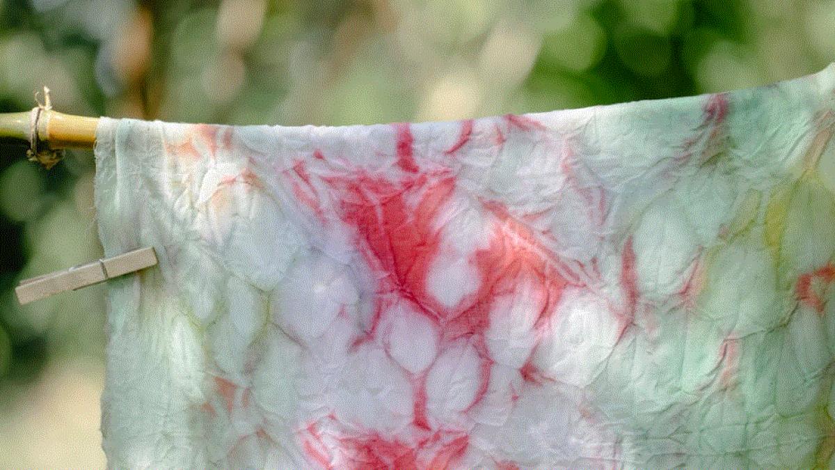 petele-de-pe-haine-pot-fi-eliminate-usor-cu-trei-produse-ieftine---doar-unele-gospodine-cunosc-acest-truc