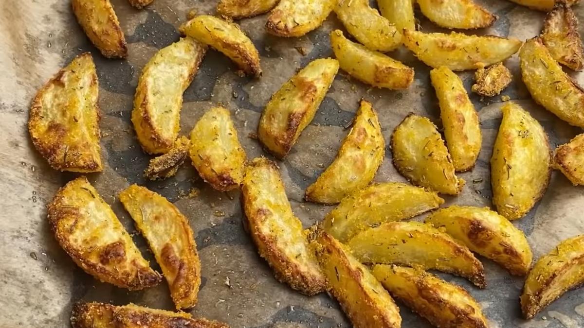 cartofi-crocanti-la-cuptor-mai-usor-de-facut--mai-gustosi-si-mult-mai-sanatosi-decat-cei-prajiti--fa-portie-dubla--se-vor-termina-rapid