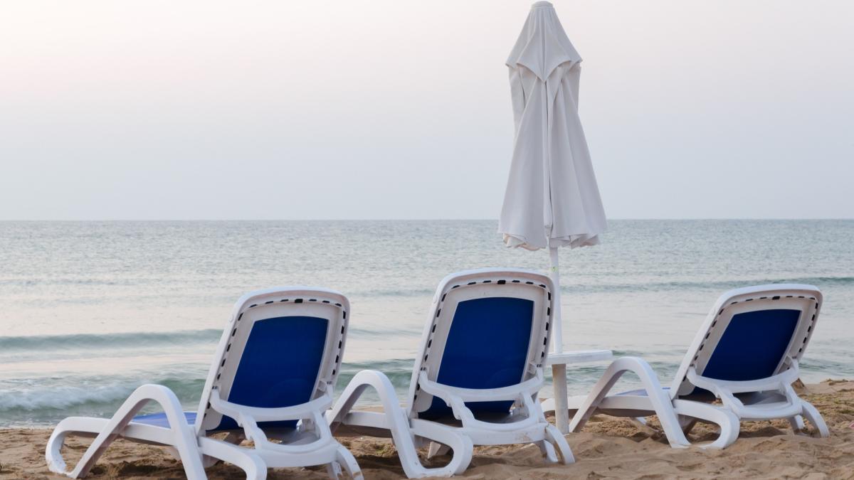 sezlong-preturi-mamaia-plaja-turism